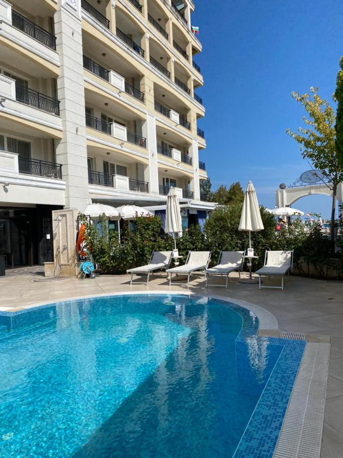 Private Apartments By The Sea With A Large Terrace In Apart Hotel! بوموري المظهر الخارجي الصورة