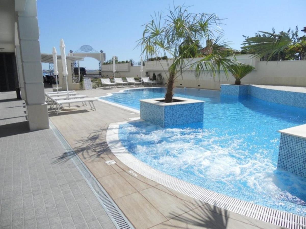 Private Apartments By The Sea With A Large Terrace In Apart Hotel! بوموري المظهر الخارجي الصورة
