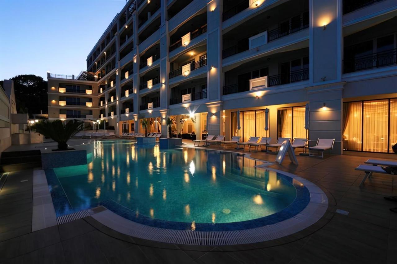 Private Apartments By The Sea With A Large Terrace In Apart Hotel! بوموري المظهر الخارجي الصورة
