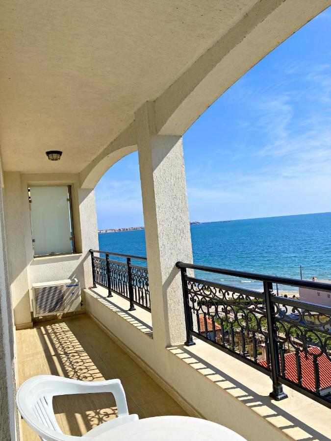 Private Apartments By The Sea With A Large Terrace In Apart Hotel! بوموري المظهر الخارجي الصورة