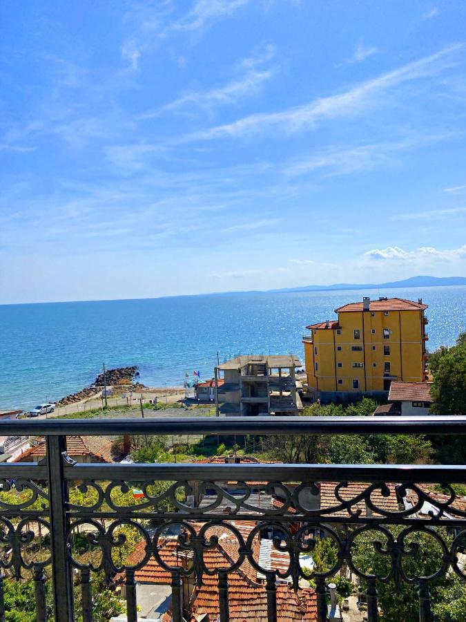 Private Apartments By The Sea With A Large Terrace In Apart Hotel! بوموري المظهر الخارجي الصورة