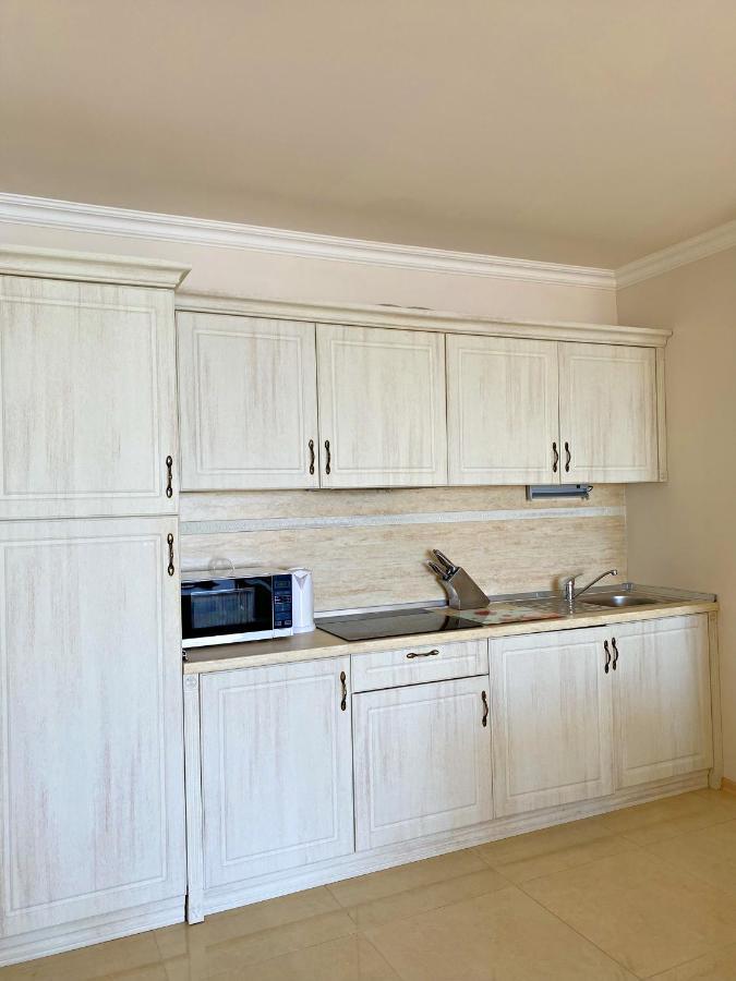 Private Apartments By The Sea With A Large Terrace In Apart Hotel! بوموري المظهر الخارجي الصورة