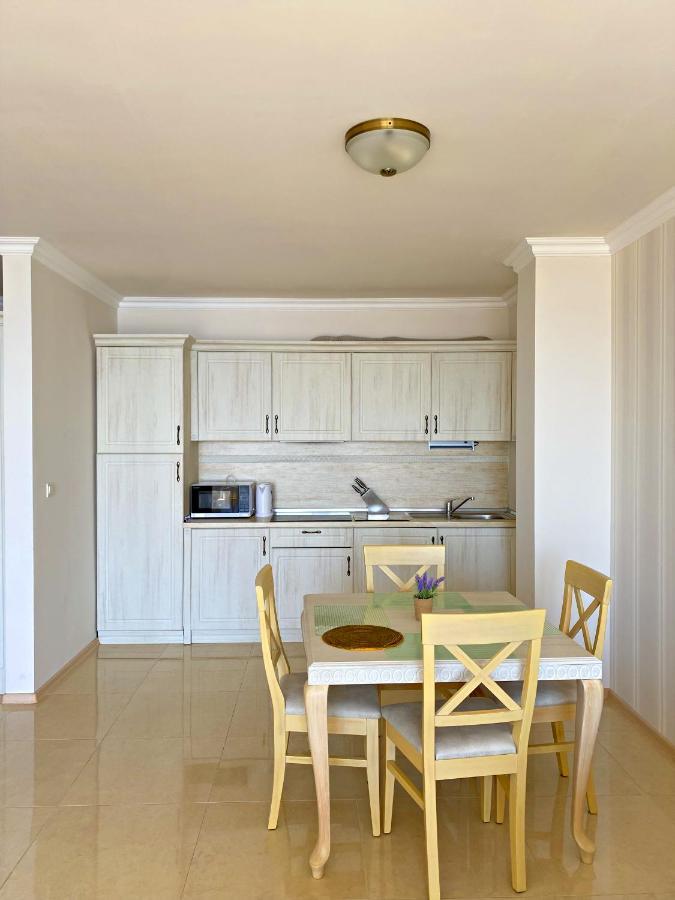 Private Apartments By The Sea With A Large Terrace In Apart Hotel! بوموري المظهر الخارجي الصورة