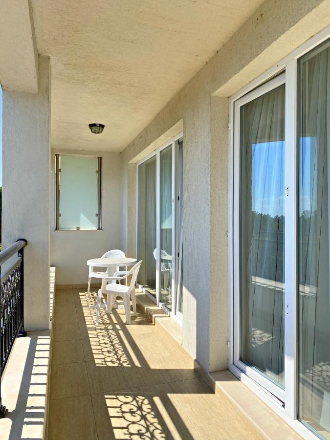 Private Apartments By The Sea With A Large Terrace In Apart Hotel! بوموري المظهر الخارجي الصورة