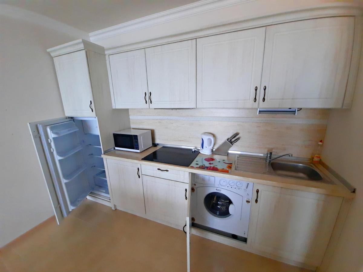 Private Apartments By The Sea With A Large Terrace In Apart Hotel! بوموري المظهر الخارجي الصورة